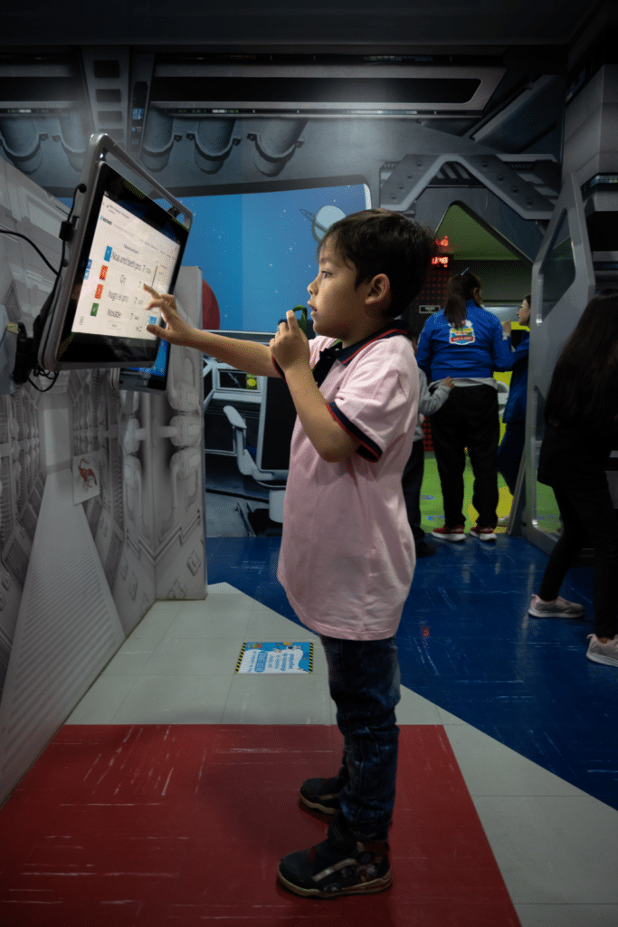 El uso de la tecnología en el aula de inglés para niños: ventajas y precauciones