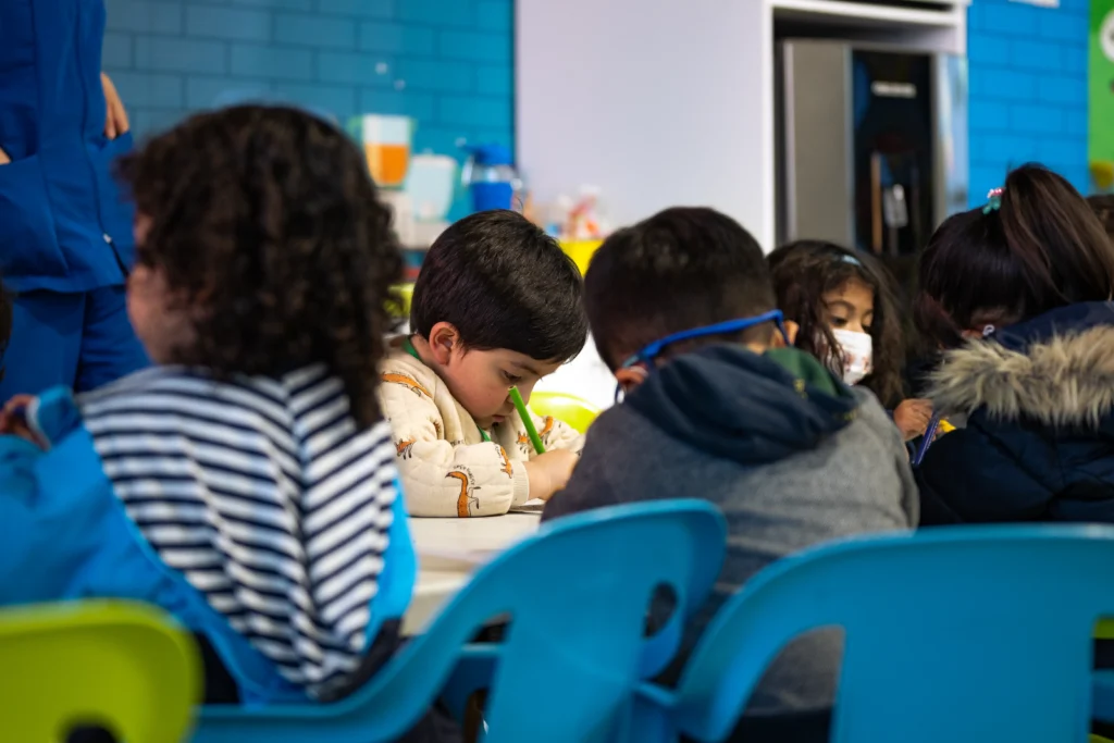 Niños aprendiendo inglés
