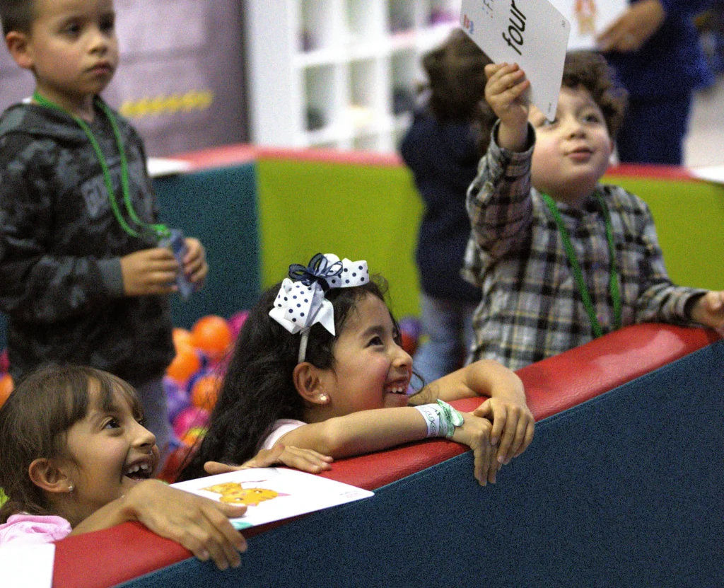 Niños aprendiendo inglés