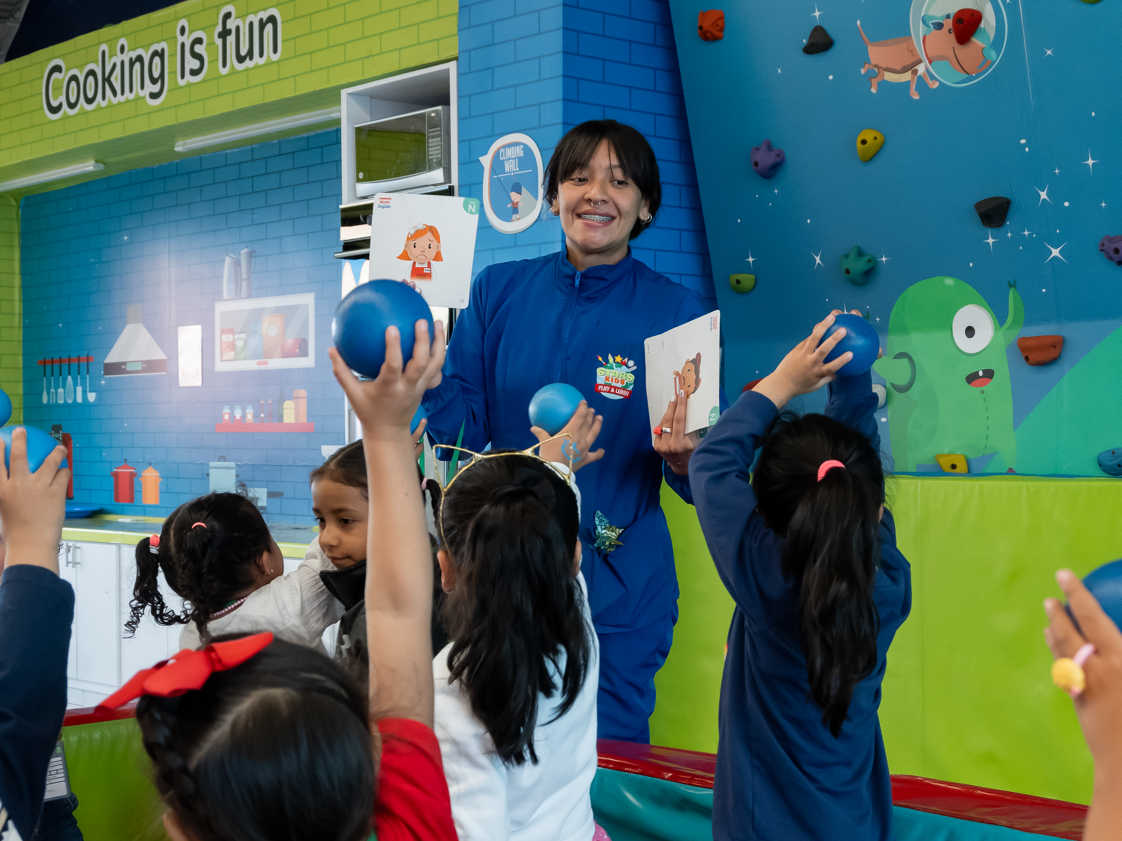 Niños jugando y aprendiendo inglés